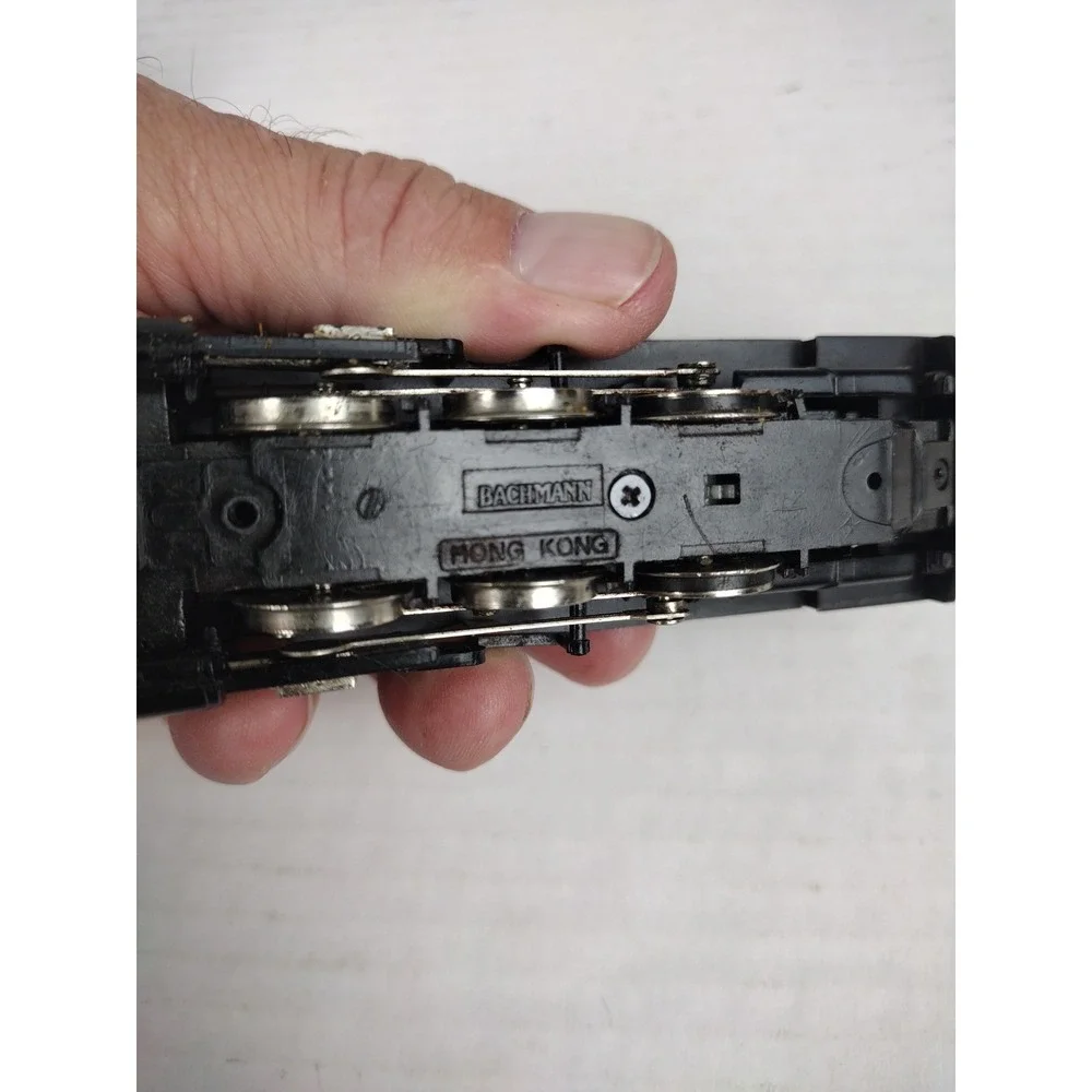 HO Bachmann AT&SF 0-6-0 Steam Locomotive Lighted and #2126 Tender
